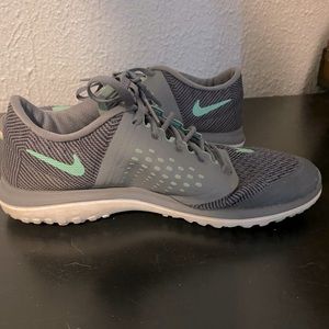 Women’s Nike shoes size 7